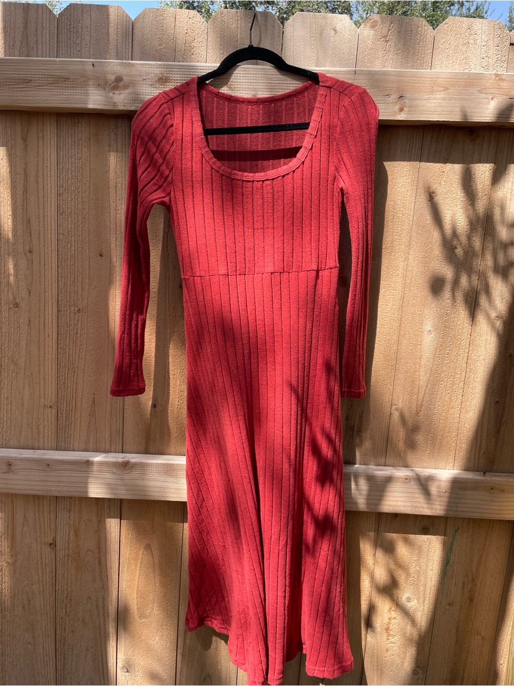 Women’s Ribbed Scoop Neck Midi Dress in Rust Red